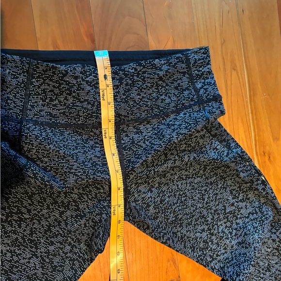 Women’s size US 6 Lululemon yoga pant to mid/shin, side pocket, and back zipper. - Picture 7 of 8